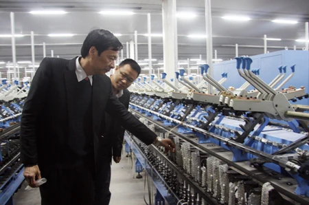 le président du Comité populaire de la province de Quang Ninh, Nguyen Van Doc visite l'usine de production de fibres textiles Texhong (Source: quangninh.gov.vn)